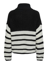 Pull en tricot avec un col montant. Présente un motif rayé noir et blanc. Tissu texturé avec des épaules tombantes et des manches longues.