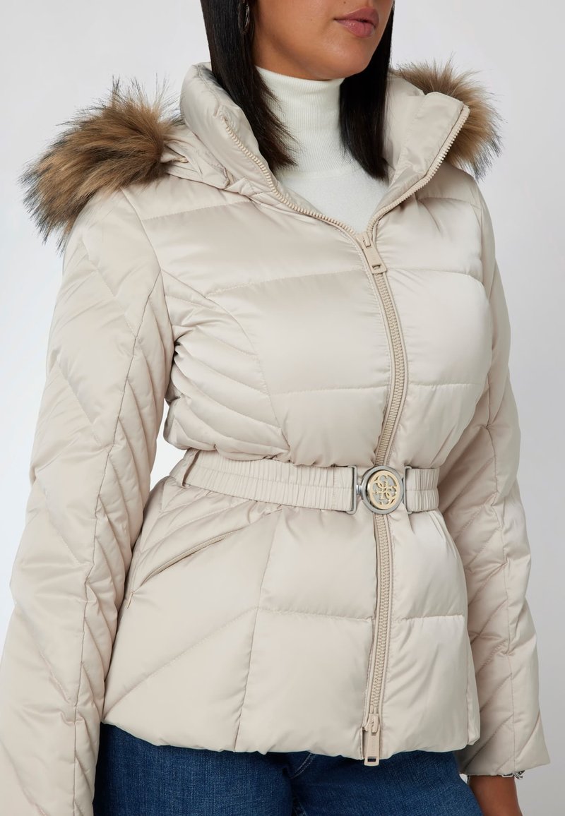 GUESS Softshell Hoodie Belt Parka Donna - Giacca Impermeabile Con Cappuccio In Pile