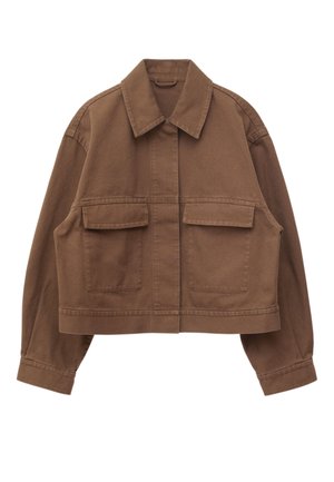 Braune kurze Jacke mit weitem Kragen, langen Ärmeln und zwei großen aufgesetzten Taschen vorne auf weißem Hintergrund.