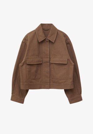 Braune kurze Jacke mit weitem Kragen, langen Ärmeln und zwei großen aufgesetzten Taschen vorne auf weißem Hintergrund.