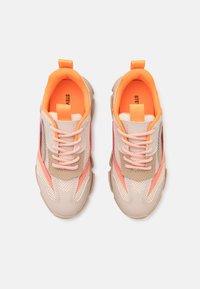 Steve Madden JPOSSESSION - Sneaker low - greige/orange