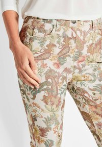 Lichtgewicht jeans met bloemenpatroon, versierd met meerkleurige paisley-ontwerpen, een aansluitende pasvorm en een klassieke vijf-pocketstijl met metalen accenten.