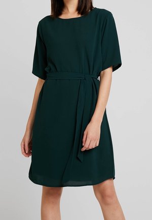 Robe vert foncé jusqu'aux genoux, coupe ample, manches courtes, avec une ceinture à nouer à la taille. Confectionnée dans un tissu lisse et léger.