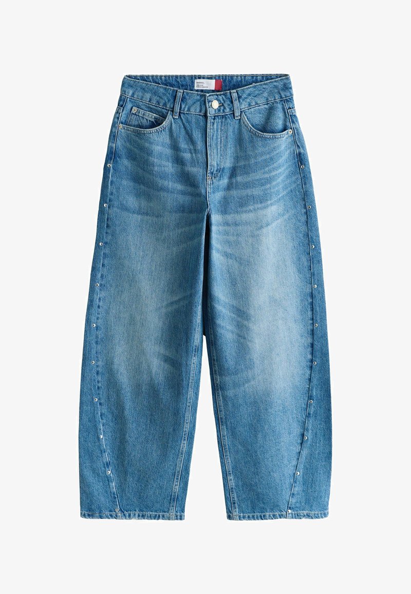 Jean en denim bleu clair à jambes larges avec boutons-pression latéraux, cinq poches, passants pour ceinture et fermeture avant par bouton et zip.