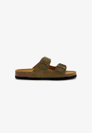 Sandal in suede verde oliva con due cinturini regolabili, fibbie metalliche, soletta in sughero e suola in gomma nera texturizzata.