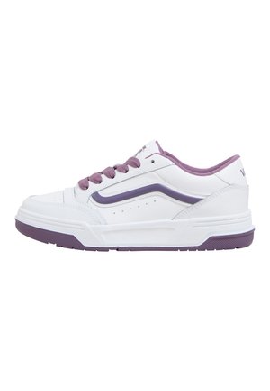 Hvid lav sneakers med lilla snørebånd, lilla sidestribe og lilla sål, vist fra indersiden på en hvid baggrund.