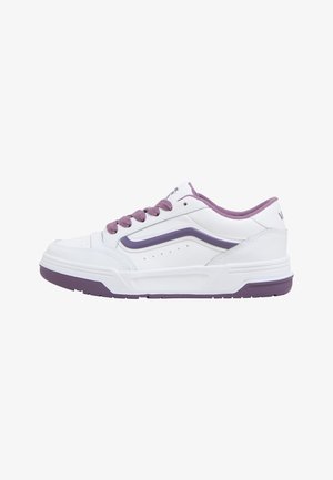 Biały niski sneaker z fioletowymi sznurowadłami, fioletowym paskiem z boku i fioletową podeszwą, pokazany od wewnętrznej strony na białym tle.