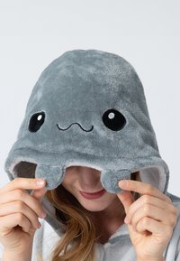 Grauer Plüsch-Hoodie mit einem verspielten Design von Meereslebewesen. Merkmale große gestickte Augen, weiche Textur und Fleece-Futter in der Kapuze.