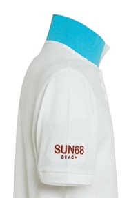 Polo bianco con colletto azzurro brillante. Presenta "SUN68 BEACH" ricamato in arancione sulla manica sinistra. Tessuto testurizzato.