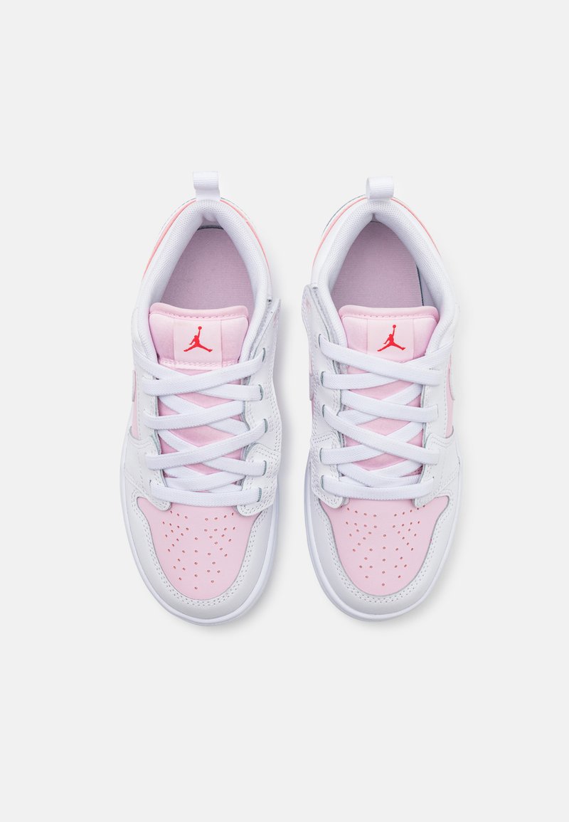 Baskets blanches et rose pâle avec une tige en cuir lisse, bout rond, détails perforés, lacets blancs et accents de logo rouges.