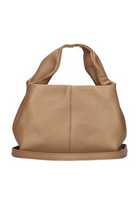 Tan leren handtas met een zachte, gestructureerde afwerking, voorzien van een kenmerkende gebogen handgreep en een gestructureerde basis. Minimalistisch ontwerp.