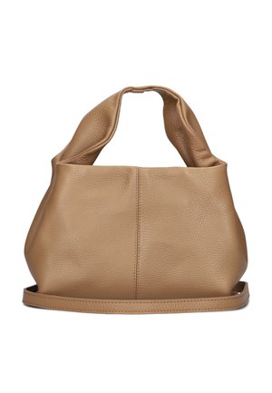 Tan leren handtas met een zachte, gestructureerde afwerking, voorzien van een kenmerkende gebogen handgreep en een gestructureerde basis. Minimalistisch ontwerp.
