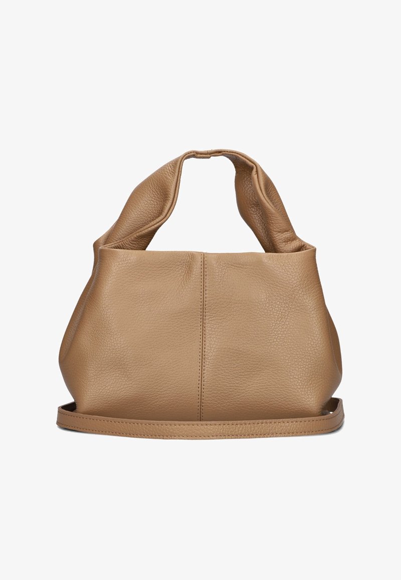 Tan leren handtas met een zachte, gestructureerde afwerking, voorzien van een kenmerkende gebogen handgreep en een gestructureerde basis. Minimalistisch ontwerp.