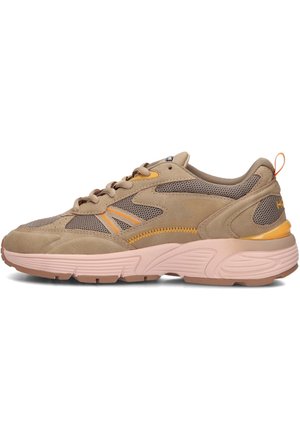 Sneaker in suede e mesh beige con suola rosa, dettagli arancioni e design ammortizzato. Presenta punta arrotondata e sistema di allacciatura.