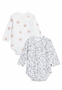 Två långärmade babypyjamaser: en vit med persikofärgade soltryck, den andra grå med botaniska illustrationer, båda i mjuk bomull.