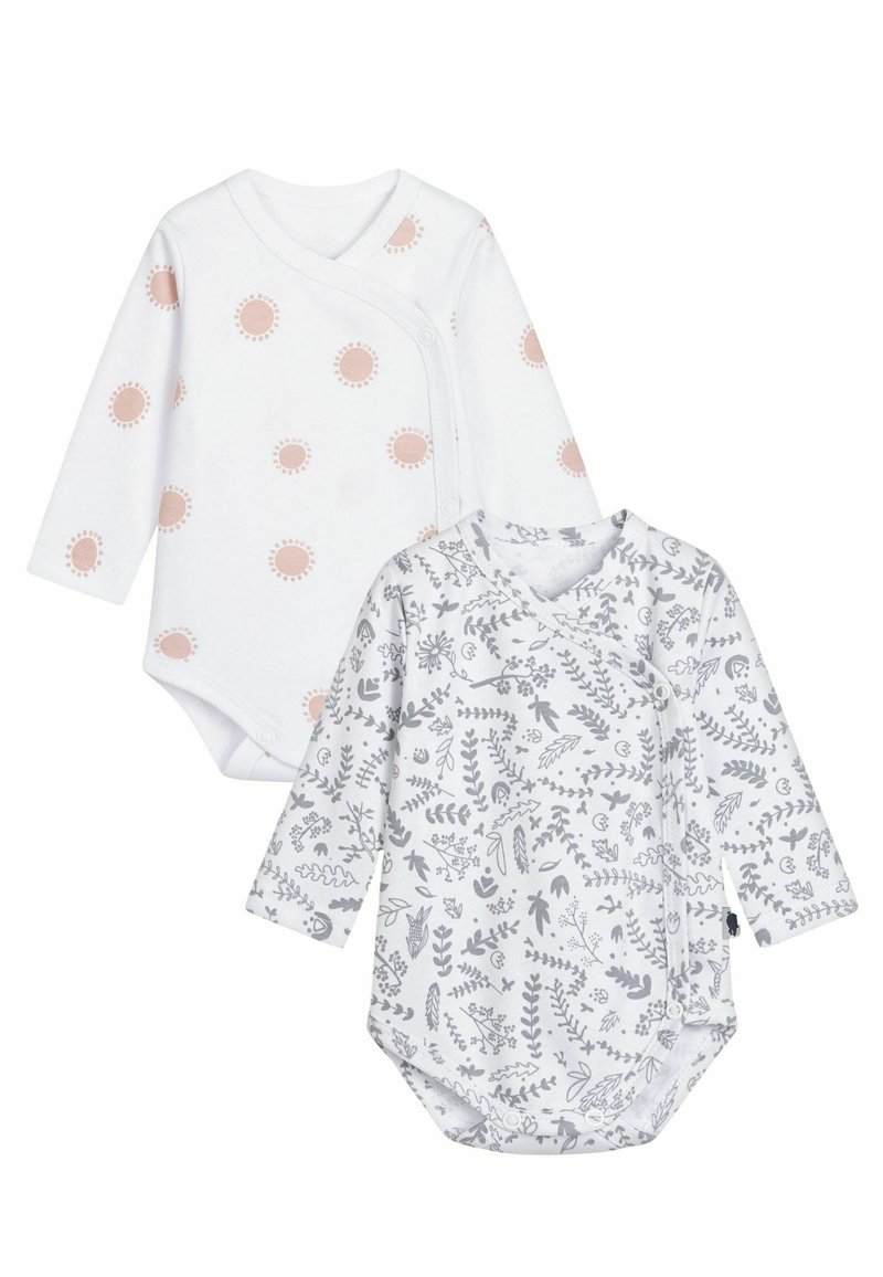 Två långärmade babypyjamaser: en vit med persikofärgade soltryck, den andra grå med botaniska illustrationer, båda i mjuk bomull.