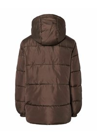 Chaqueta acolchada marrón con capucha, que presenta una textura suave y brillante, costuras horizontales y puños elásticos para mayor calidez y comodidad.