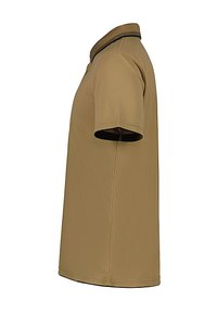 Polo de manga corta en tela color beige, con un cuello oscuro, costuras laterales y un dobladillo recto para un aspecto ajustado.