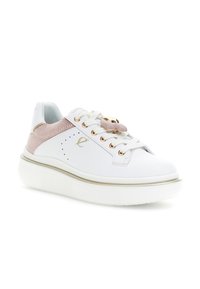 Adidași albi cu toc din material roz, găuri aurii, farmec decorativ pe dantelă și talpă groasă albă cu detaliu aurie.