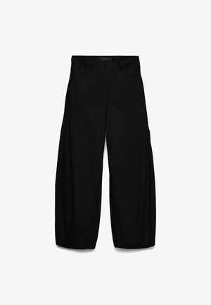 Melnas plašā piegriezuma bikses ar augstu jostasvietu, priekšējām kabatām, jostu cilpām un bez redzamiem aizdares elementiem uz balta fona.