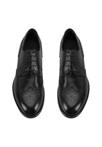 Zwarte leren brogue schoenen met een spitse neus, gedetailleerde perforaties, vetersluiting en een gladde afwerking. De zool heeft een lichte glans.