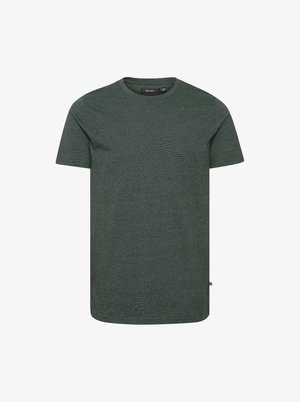 Roheline lühikeste varrukatega T-särk, mis on valmistatud tekstuurses kangas, sisaldab ümmargust kaelust ja sirget äärt. Peen horisontaalne triibuline muster.