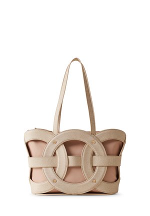 Sac fourre-tout avec un extérieur texturé beige, des panneaux lisses beiges et des accents en découpes circulaires. Comprend deux épaules robustes.