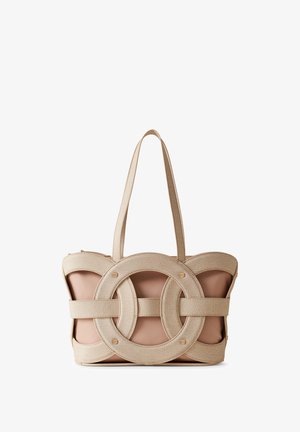 Tote Bag mit einer beigefarbenen strukturierten Außenfläche, glatten beigen Paneelen und kreisförmigen Ausschnitten. Mit zwei stabilen Schulterriemen.