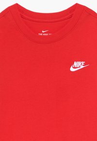 Rood katoenen T-shirt met een ronde hals, met een wit geborduurd Nike-logo op de linkerborst. Zachte, gladde textuur.