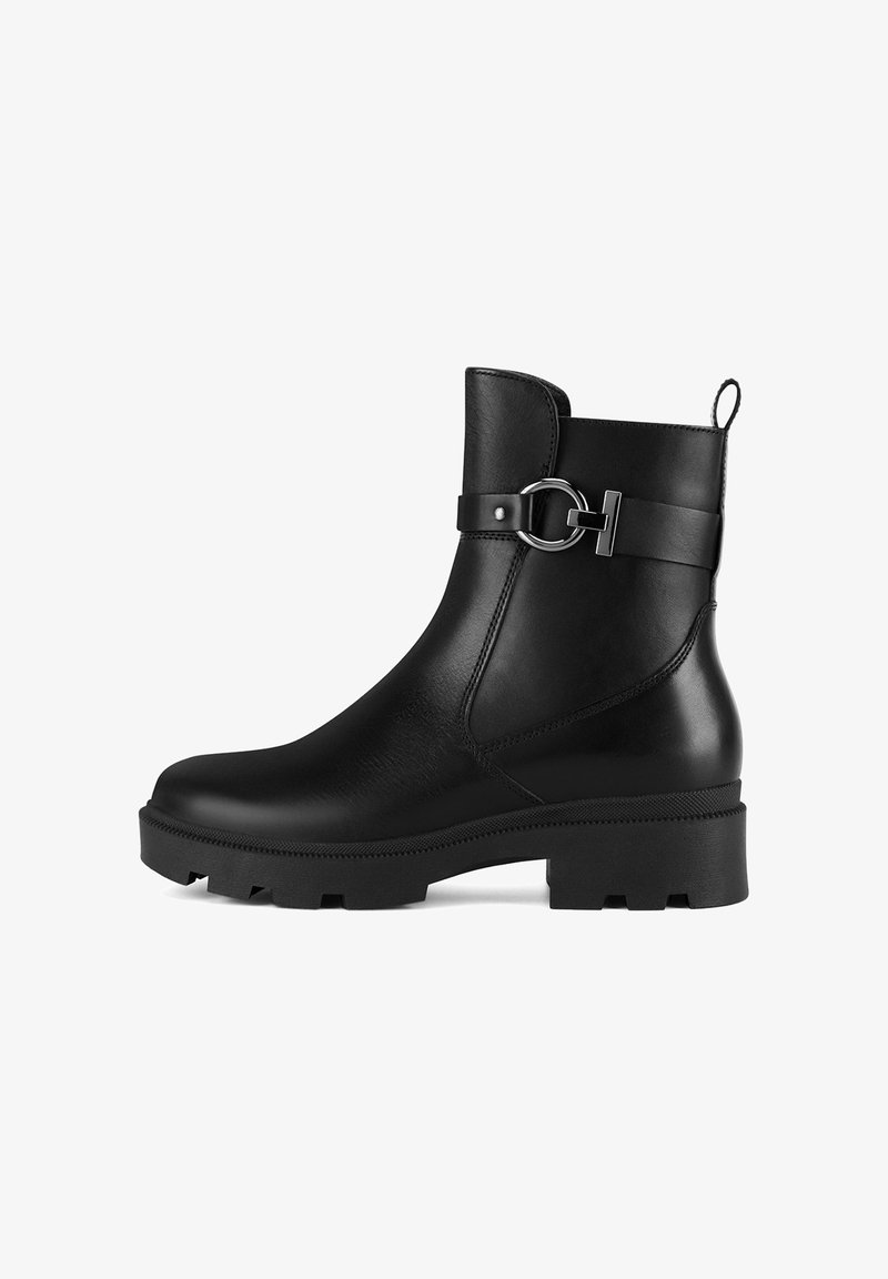 Melnas ādas potītes zābaki ar masīvu gumijas zoli, ar apaļo metāla akcentu uz jostas un sānu cilpu, lai ērti uzvilktu.