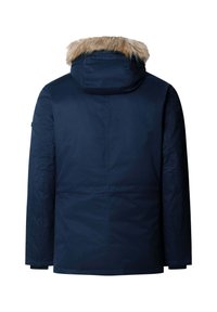 Chaqueta parka azul marino con capucha forrada de piel, tejido impermeable y corte recto. Incluye bolsillos laterales y puños acanalados.