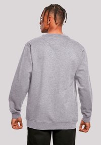 Grauer Sweatshirt mit langen Ärmeln, Rundhalsausschnitt und strukturiertem Stoff. Verfügt über gerippte Bündchen und Saum, von hinten gezeigt.