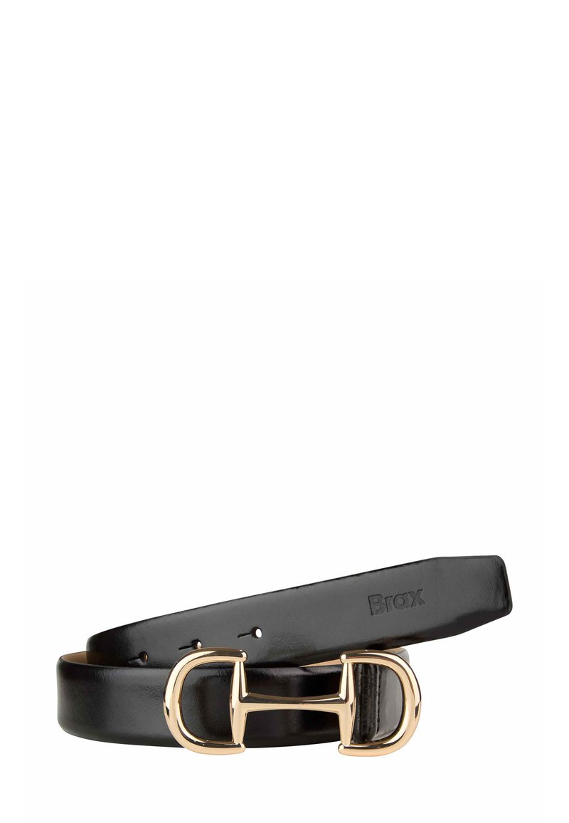 Zwarte leren riem met een gouden dubbele D-vormige gesp en gegraveerde "Brax" branding nabij de gaatjes op de strap.