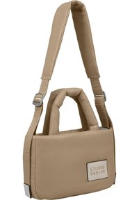 Borsa trapuntata beige con doppie maniglie superiori e una lunga tracolla regolabile, caratterizzata da una forma rettangolare e un patch con logo. Texture liscia.