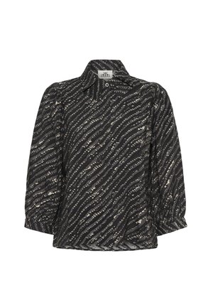 Schwarz-weiß gemustertes Blusenshirt mit 3/4 Puffärmeln, spitzem Kragen und einem einzelnen Vorderknopfverschluss in der Nähe des Ausschnitts.