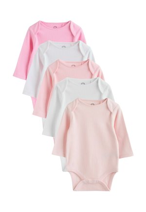 Fem ribstrikkede langærmede babybodyer i nuancer af pink og hvid arrangeret i en skiftende stak.