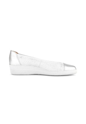 Witte dames sleehak met metallic accenten op teen en hiel, textuurgaas zijkanten en een rubberen zool, in profiel weergegeven.