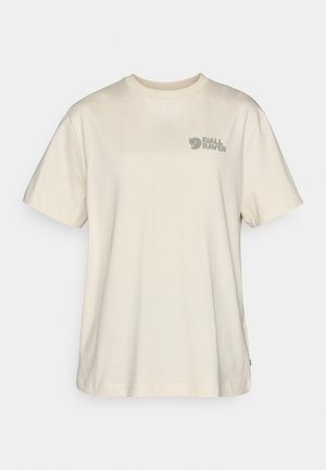 T-shirt in cotone beige con maniche corte e colletto rotondo. Presenta un logo grigio stampato sul petto. Taglio semplice e classico.