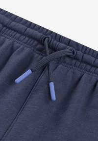 Dunkelblau Sportshorts aus strukturiertem Stoff, mit elastischem Bund und Kordelzug, der blaue Kunststoffspitzen zur Anpassung aufweist.