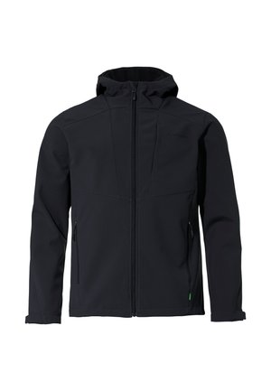 Schwarze Softshelljacke mit Kapuze, ausgestattet mit Reißverschlusstaschen, einer glatten Textur und einer taillierten Passform. Auffälliges Logodetail auf der Brust.