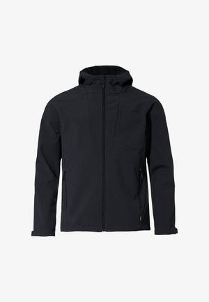 Musta pehmeäkuorinen takki hupulla, jossa on vetoketjulliset taskut, sileä pinta ja istuva muotoilu. Huomattava logo yksityiskohta rinnassa.