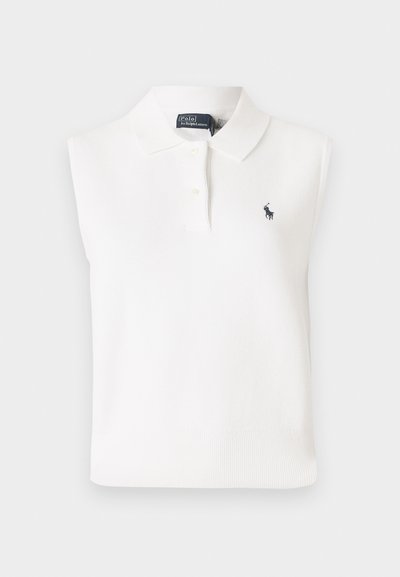 Ujjatlan fehér pólóing texturált anyagból, klasszikus gallérral, két gombos kivágással és egy kis sötétkék logóval a mellen.