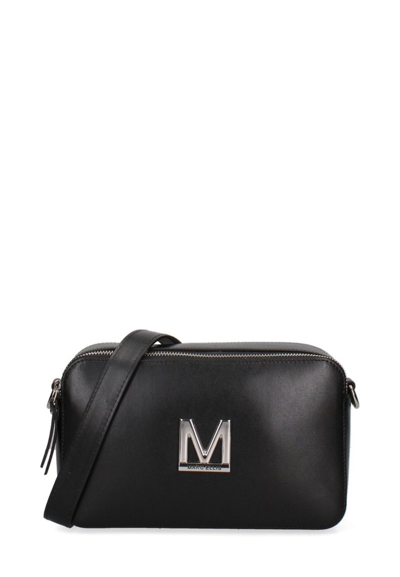 Borsa a tracolla in pelle nera con chiusura a zip, dotata di un accento del logo argentato lucido e di una tracolla sottile e regolabile. Texture liscia.