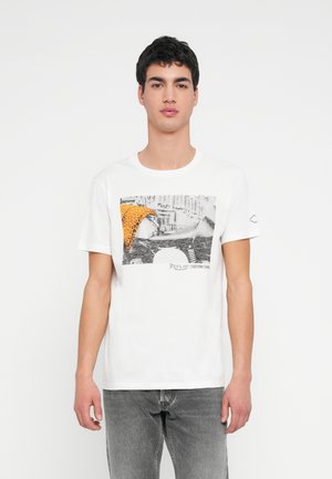 Λευκό βαμβακερό T-shirt με εκτύπωση γραφικού αυτοκινήτου και ζωηρό πορτοκαλί στοιχείο με λεοπάρ σχέδιο. Λαιμόκοψη τύπου crew και κοντά μανίκια.