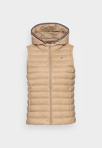 Beżowa kamizelka puchowa z kapturem, pikowane wzornictwo, zamek błyskawiczny z przodu oraz wewnętrzny kołnierz z czerwonymi i niebieskimi akcentami. Lekki materiał.