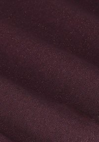 Bordeaux stof met een ribbeltextuur en subtiele metallic vlekken, wat een continue, gladde oppervlakte met een lichte glans creëert.