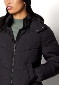 Pieces PCJAMILLA SHORT PUFFER JACKET - Jachetă de iarnă - black