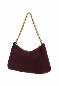 Handtas van bordeauxrood stof met een gladde textuur, voorzien van een gedraaide gouden ketting als handvat en een ritssluiting aan de bovenkant.
