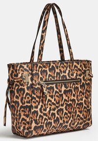 Sac fourre-tout à imprimé léopard en matériau texturé, doté de deux poignées robustes, d'une poche zippée à l'avant et d'un contour noir pour plus de détails.