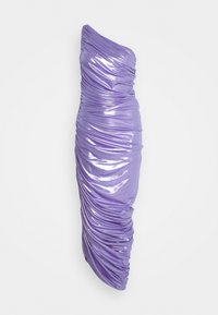 Jednoduché fialové šaty na jedno rameno vyrobené z lesklé, nařasené tkaniny. Mají přiléhavý siluetu a texturovaný povrch s drapériemi podél těla.